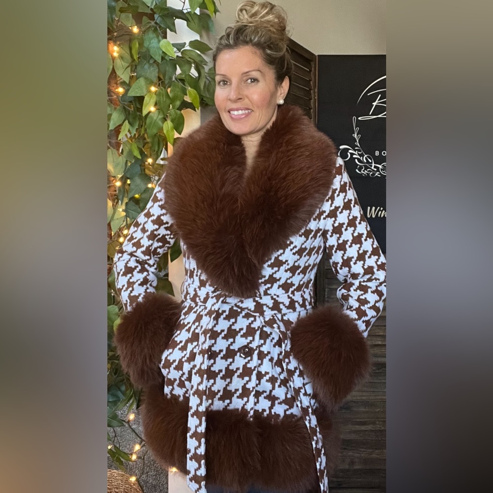 Stunning Brown Houndstooth Jacket! Removable Fur … - image 2